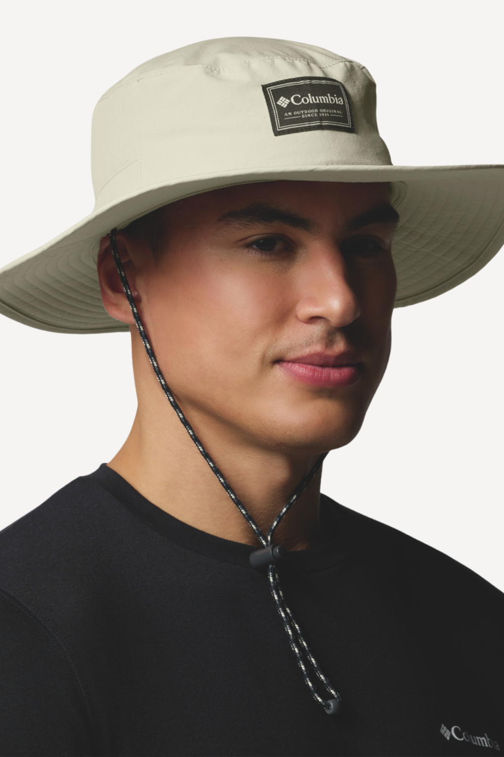 Chapeau anti-UV beige pour homme, avec protection solaire UPF 50+, idéal pour les activités en plein air.