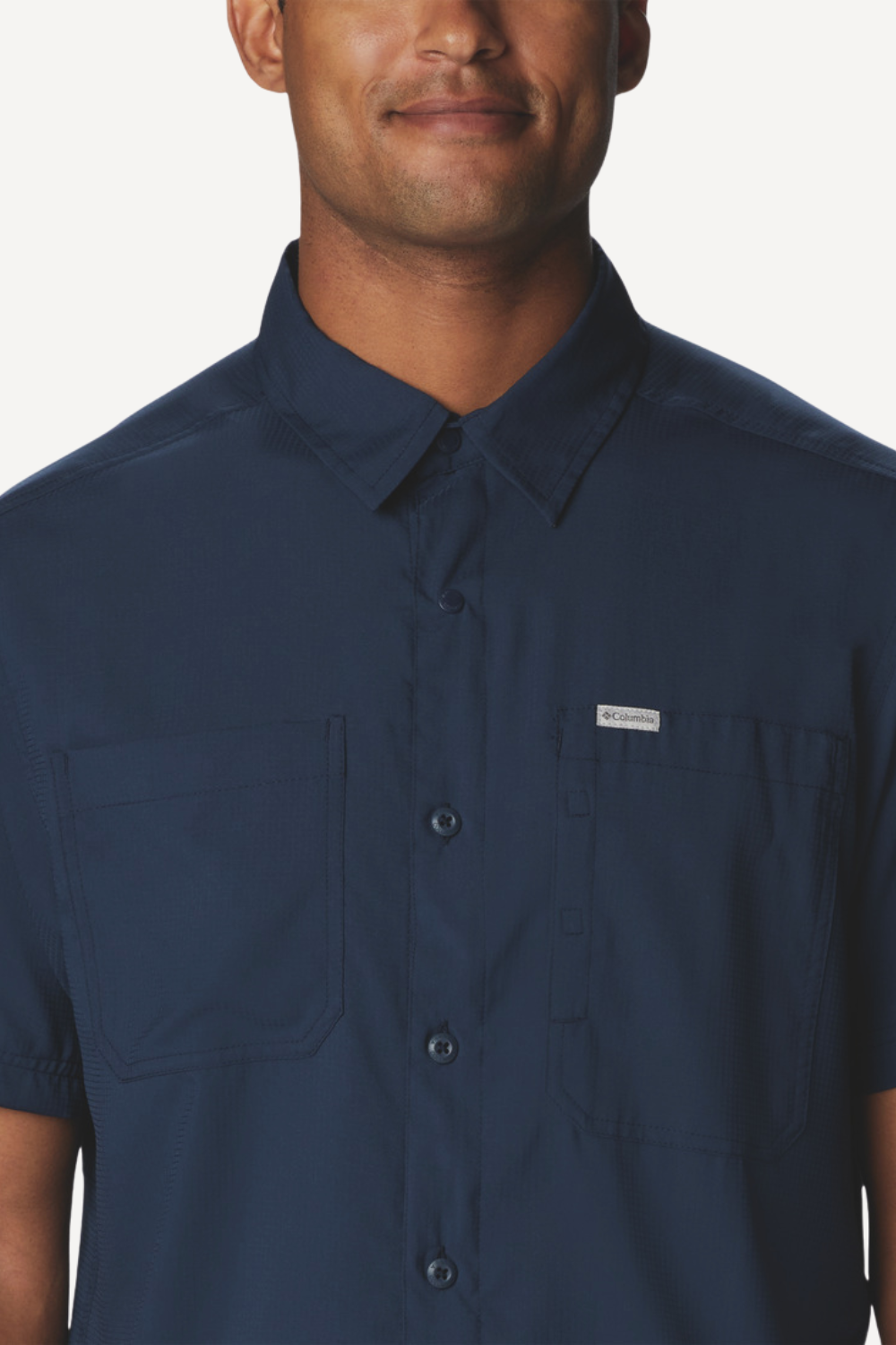Chemise anti-UV bleue pour homme, léger et respirant, certifiée UPF50+ pour une protection solaire optimale.