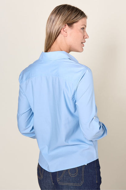 Chemise anti-UV bleue pour femme, légère et respirante, offrant une protection solaire UPF 50+ pour les activités de plein air.