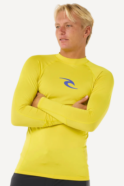 T-shirt de bain anti-UV jaune pour homme, manches longues, léger et UPF 50+, idéal pour le surf et les activités aquatiques.