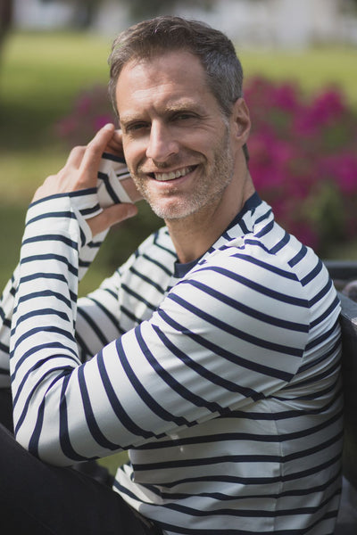 T-shirt anti-UV à rayures pour homme, léger et élégant, offrant une protection solaire UPF 50+ dans un cadre extérieur.