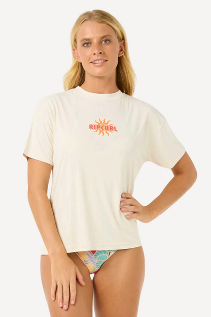 T-shirt anti-UV beige pour femme, coupe décontractée, UPF 50+, idéal pour la plage et les sports aquatiques.