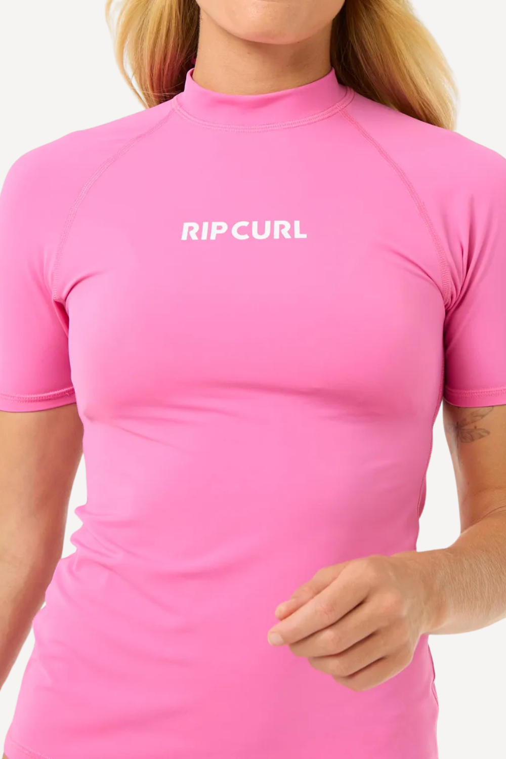 T-shirt de bain anti-UV rose pour femme, léger UPF 50+ de Rip Curl, parfait pour la plage et les sports aquatiques.