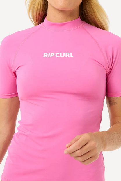 T-shirt de bain anti-UV rose pour femme, léger UPF 50+ de Rip Curl, parfait pour la plage et les sports aquatiques.