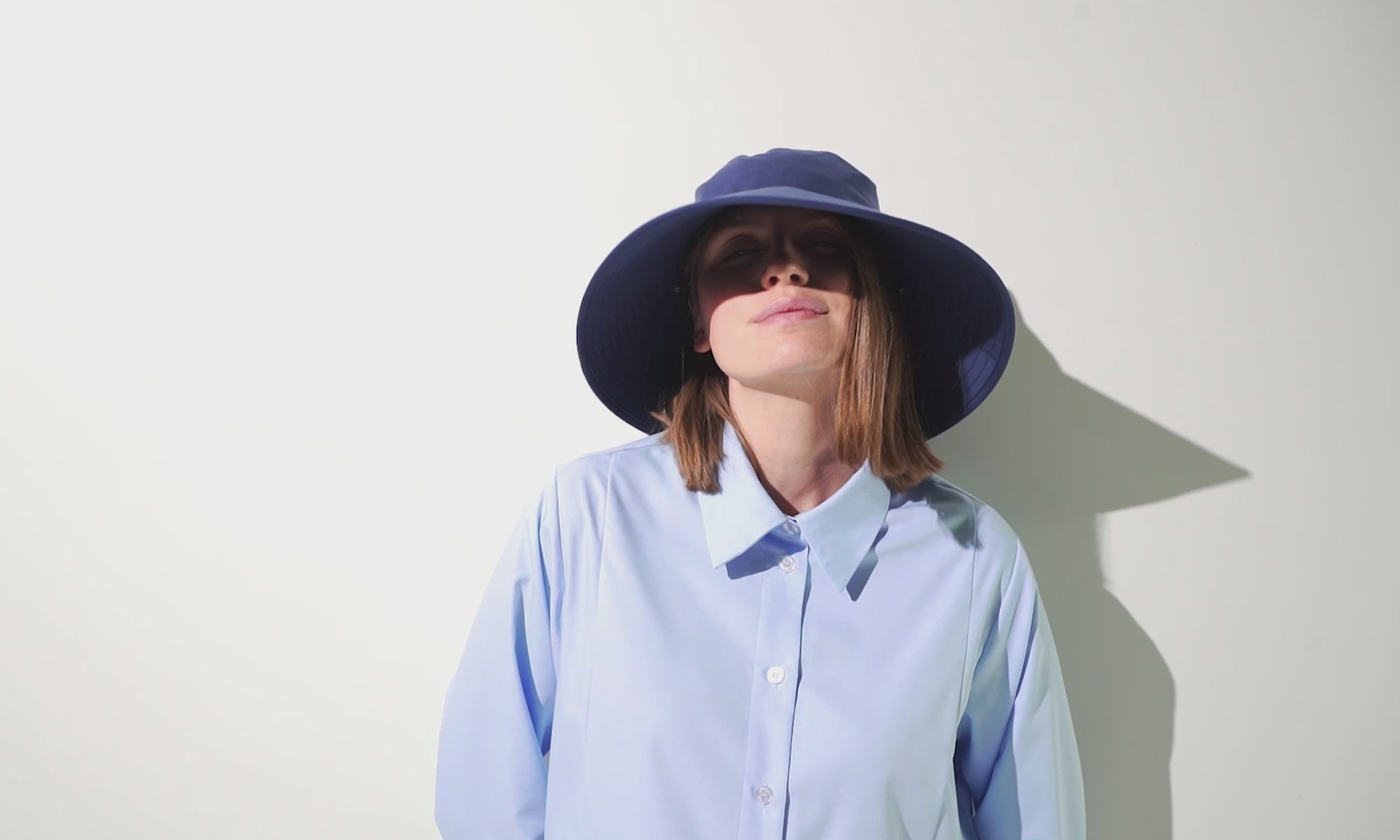 Cargar video: Sombreros anti-UV y ropa con protección solar Ker Sun para mujeres y hombres