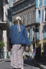 Jupe anti-UV - Positano à motifs léopard portée par une femme dans une rue ensoleillée, confort et style.