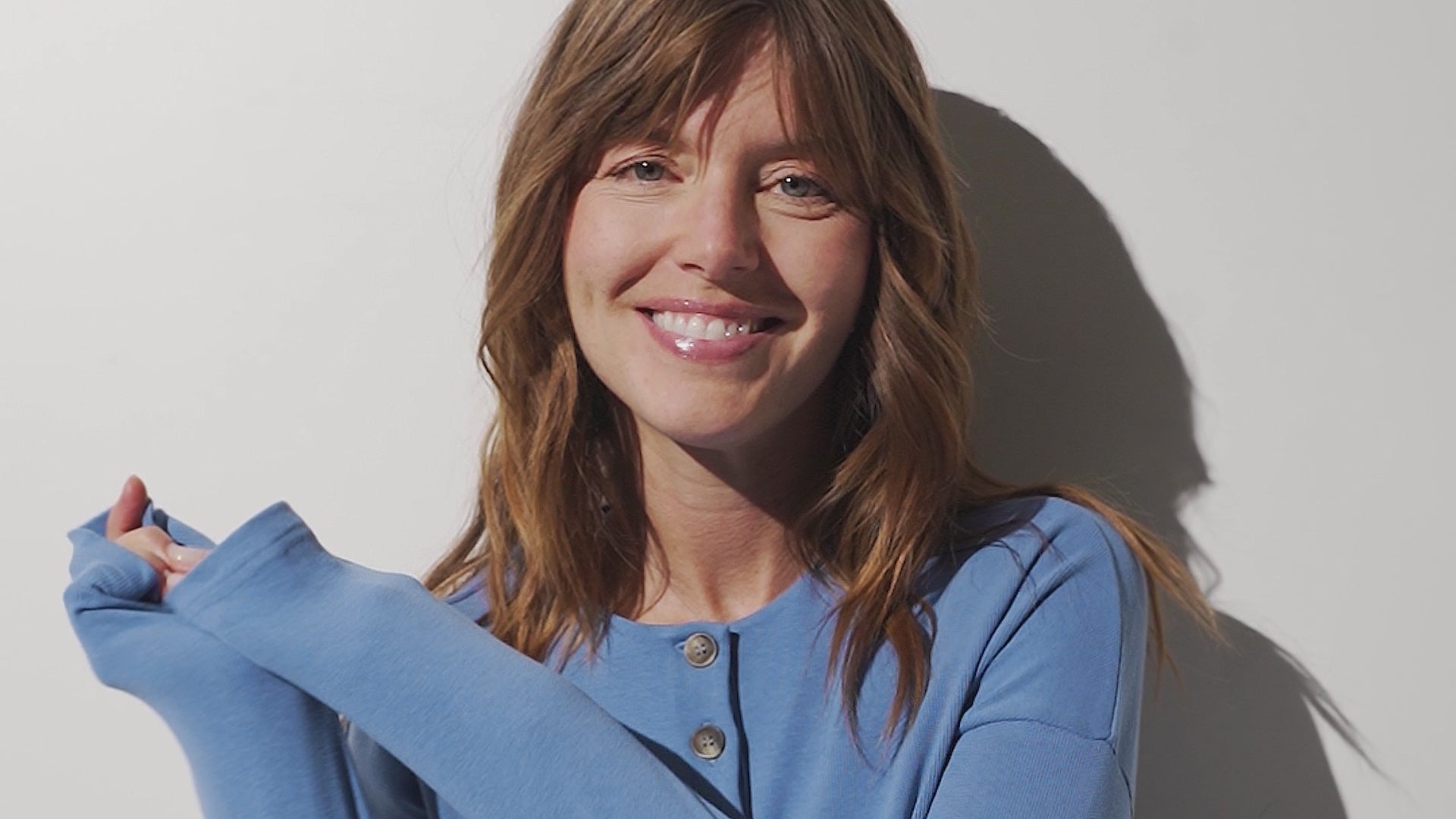 Cargar video: Femme portant un t-shirt anti-UV certifié UPF 50+