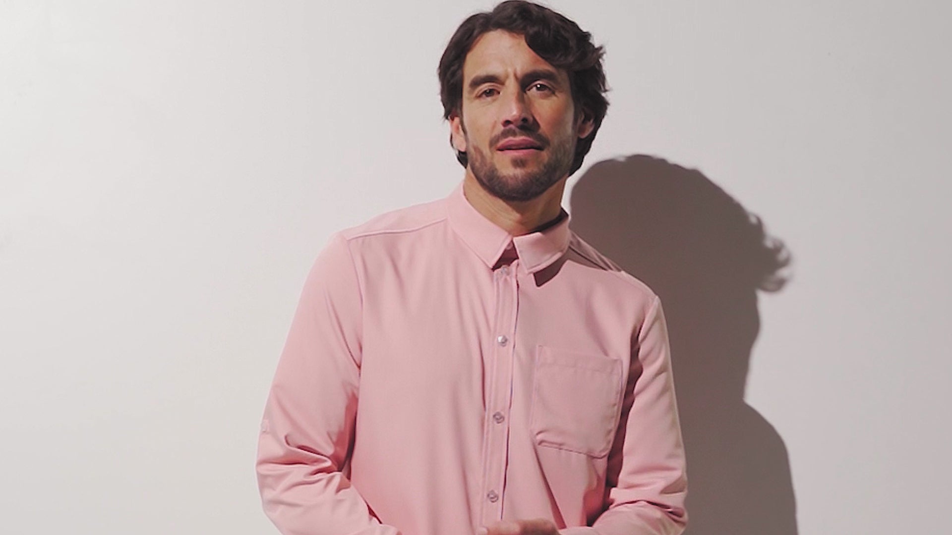 Cargar video: Homme portant une chemise anti-UV certifiée UPF 50+