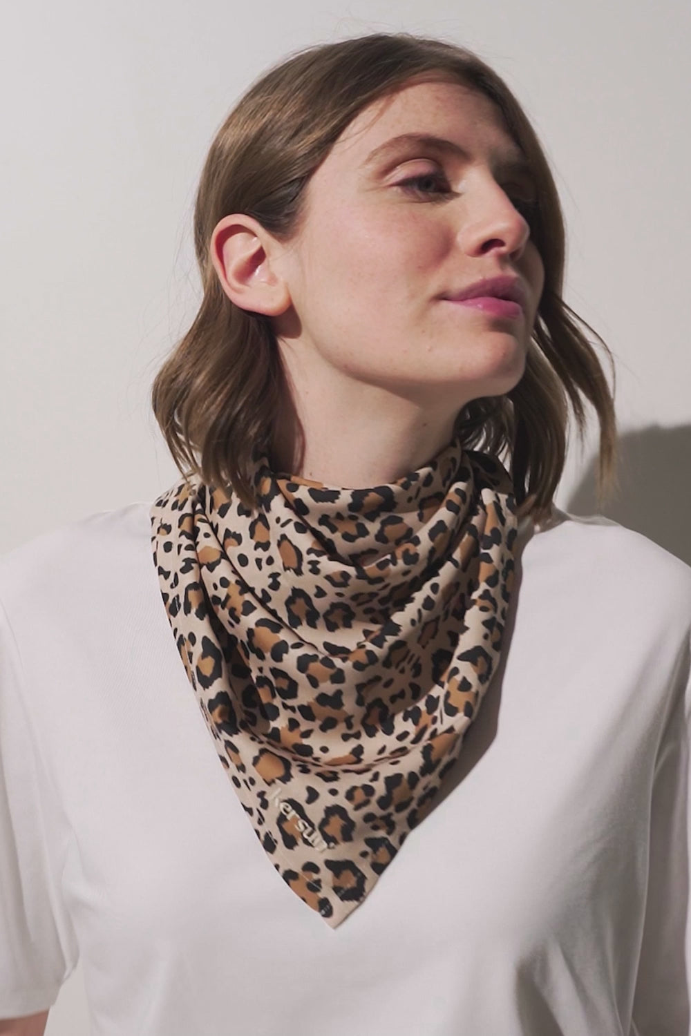 Foulard anti-UV - Positano en motif léopard pour femme, élégant et polyvalent, offrant protection solaire UPF 50+.