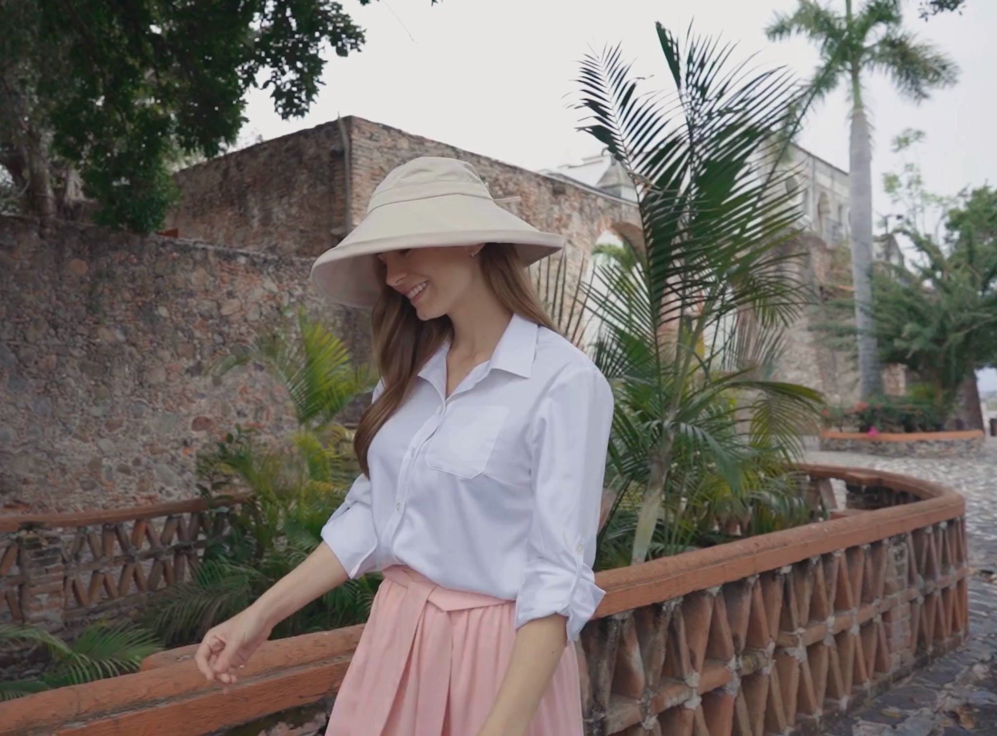 Cargar video: Sombreros anti-UV y ropa con protección solar Ker Sun para mujeres y hombres