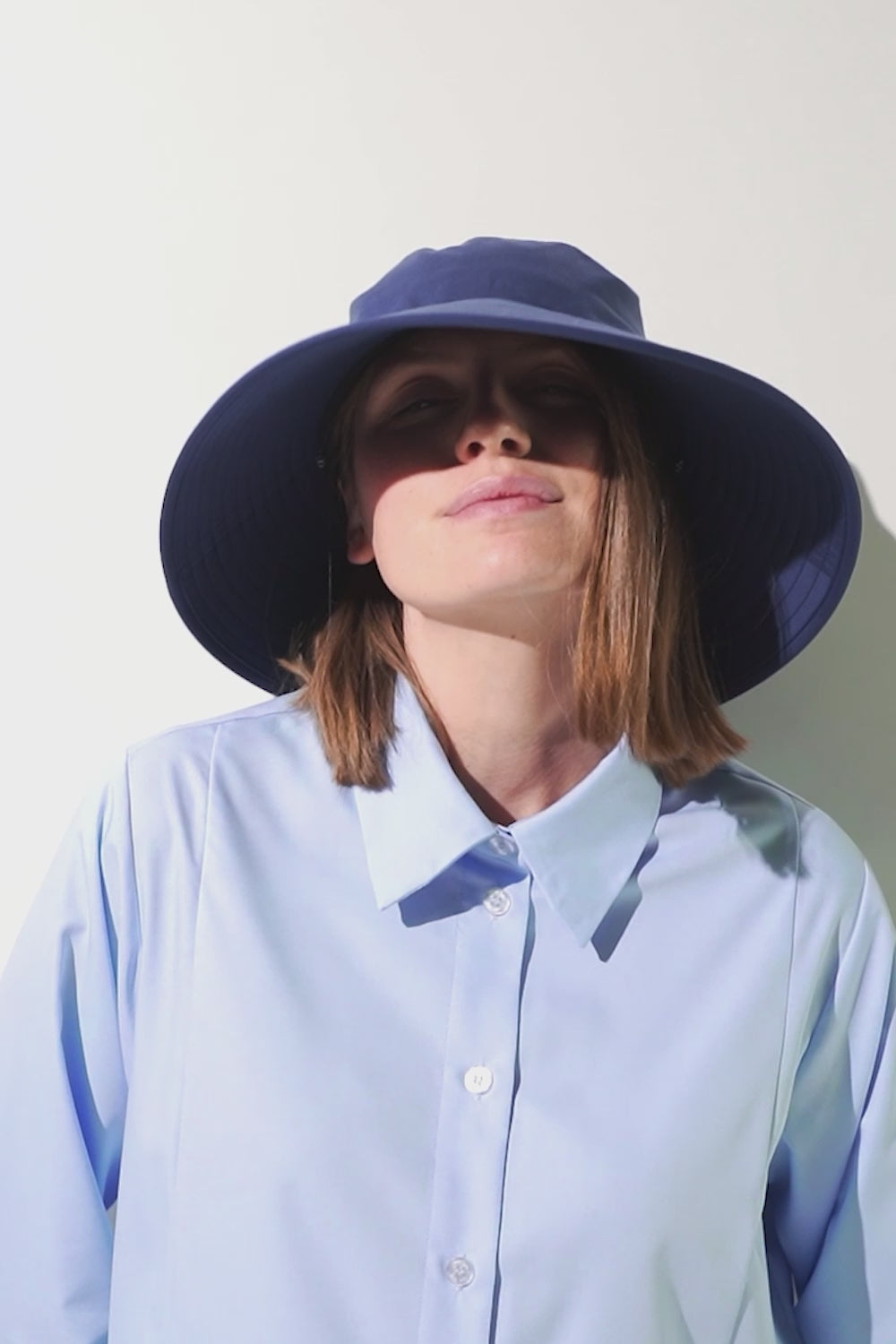 Cargar video: Sombreros anti-UV y ropa con protección solar Ker Sun para mujeres y hombres