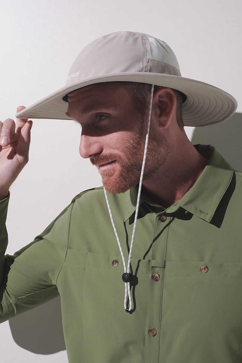 Chapeau anti-UV - Oasis beige UPF 50+ porté par un homme, idéal pour la randonnée et la protection solaire.