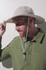 Chapeau anti-UV - Oasis beige UPF 50+ porté par un homme, idéal pour la randonnée et la protection solaire.