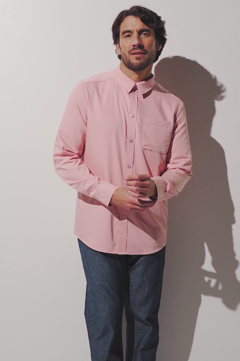 Cargar video: Ropa anti-UV para hombre con certificación UPF50+ para una protección solar óptima