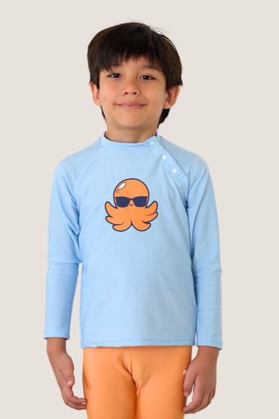 T-shirt de bain anti-UV bleu pour enfant, manches longues, UPF 50+, avec un design de pieuvre, idéal pour jouer au soleil.